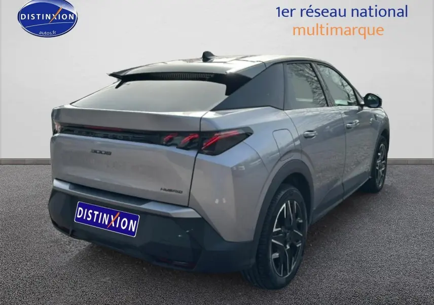 Peugeot 3008 gris Artense vue 3/4 arrière droit, feux LED et jantes alliage noires distinctives.