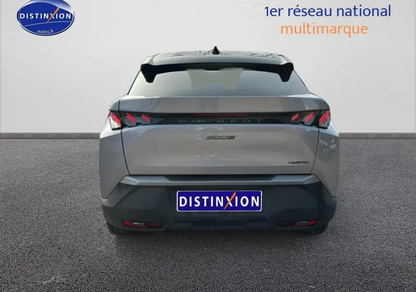 Vue arrière d’un Peugeot 3008 gris Artense avec feux LED et becquet noir, stationné sur sol goudronné.