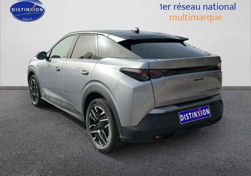 Peugeot 3008 gris Artense vue 3/4 arrière droit, jantes alu noires et vitres arrière surteintées.