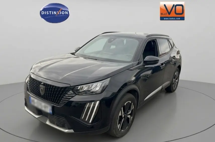 Peugeot 2008 Hybrid noir en 3/4 avant droit, avec barres de toit et jantes alliage 17 pouces visibles.