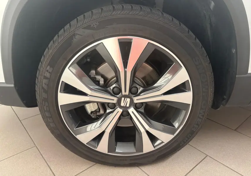 Gros plan sur la jante alliage 18'' usinée du côté avant droit du SEAT Ateca Argent Reflex 2025.