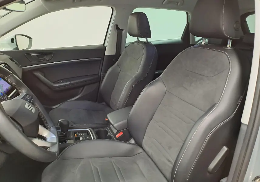 Vue intérieure côté conducteur du SEAT Ateca 2.0 TDI 150 DSG7 COPA avec sièges en cuir et alcantara noirs.