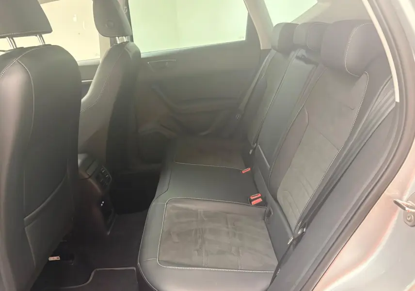 Vue intérieure côté droit montrant les sièges arrière en cuir noir et alcantara du SEAT Ateca 2025.
