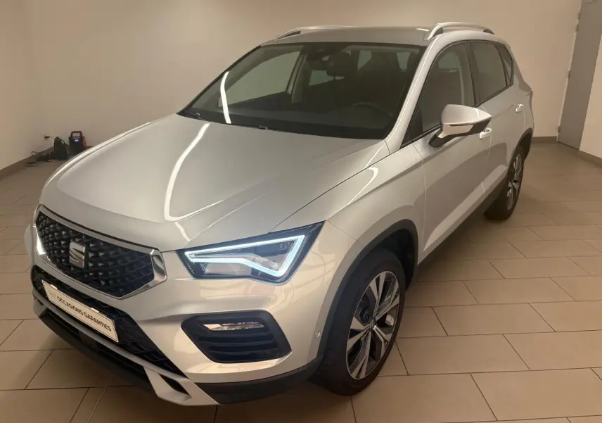 Vue 3/4 avant droite du SEAT Ateca 2.0 TDI 150 DSG7 Copa en Argent Reflex avec jantes alliage 18 pouces.