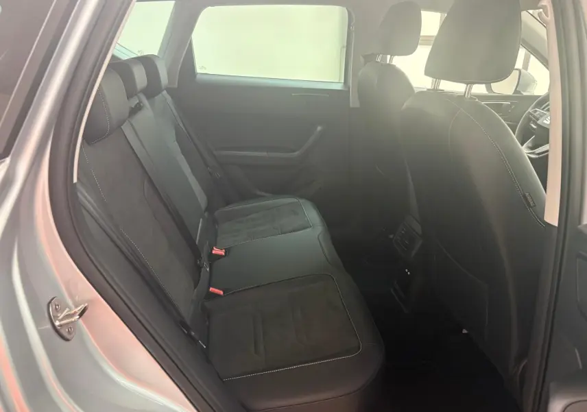 Vue intérieure côté gauche montrant la banquette arrière en cuir noir du SEAT Ateca 2025 Argent Reflex.