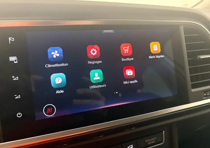 Vue de face du SEAT Ateca 2.0 TDI 150 DSG7 Copa en Argent Reflex, avec jantes alliage 18 pouces visibles.
