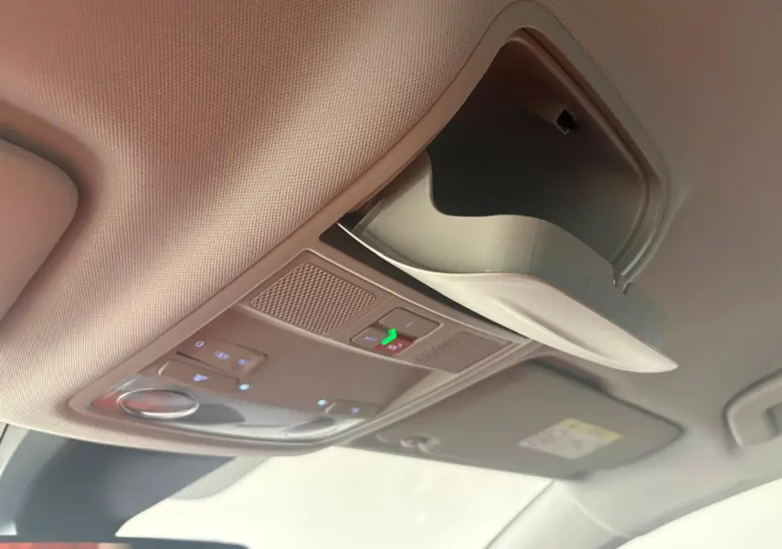 Vue intérieure du plafond avant du SEAT Ateca 2025, montrant la console de plafonnier avec éclairage et rangement lunettes.