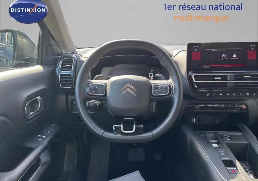 Vue intérieure centrée sur le volant et tableau de bord du Citroën C5 Aircross noir Perla Nera, avec écran tactile et commandes intégrées.
