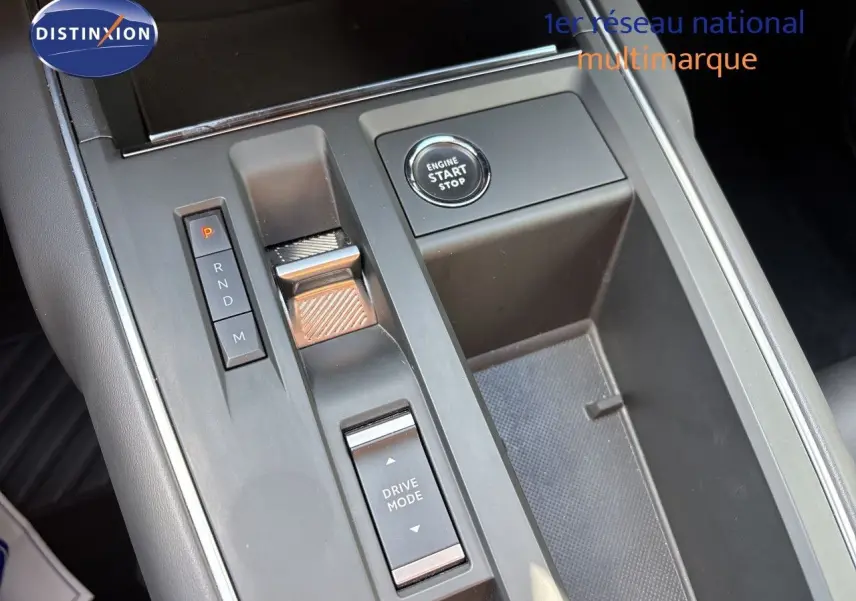 Gros plan sur la console centrale du Citroën C5 Aircross 2025, avec bouton start/stop et commandes de boîte auto.