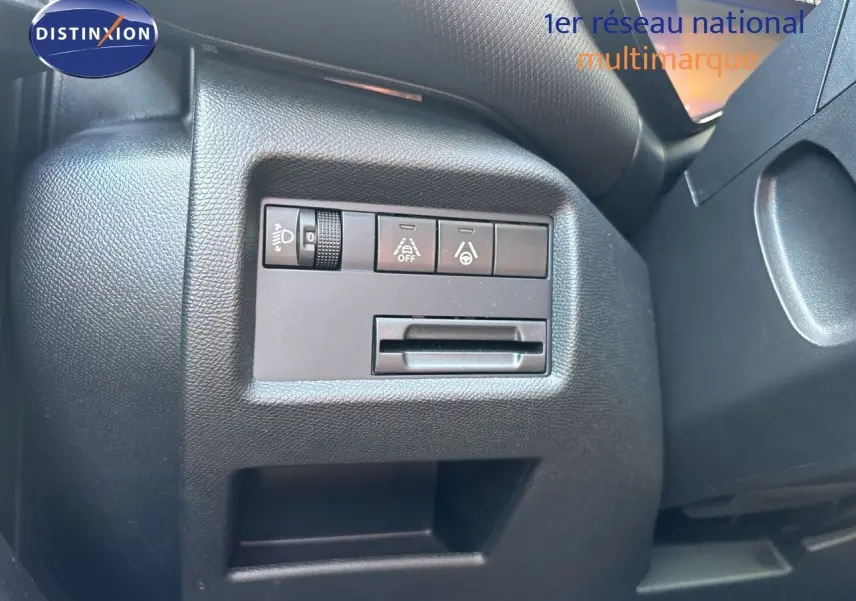 Détail intérieur côté gauche du tableau de bord noir du Citroën C5 Aircross 2025 avec commandes d'assistance et réglage lumière.