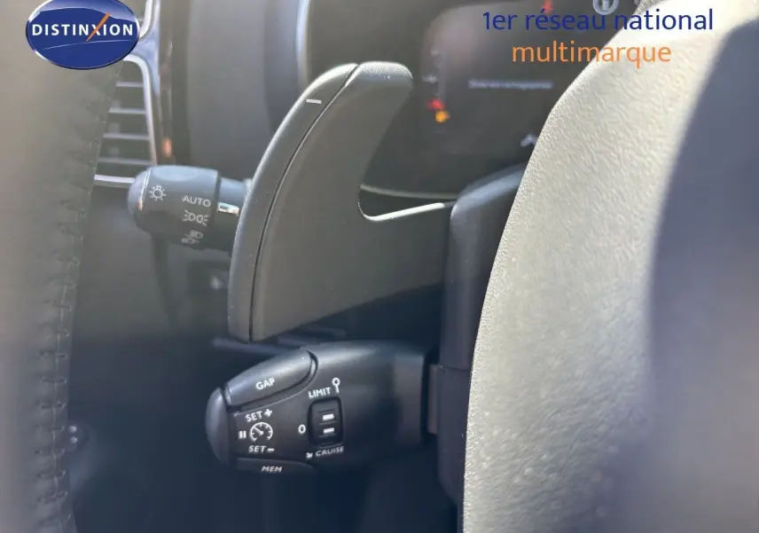 Gros plan sur la commande de régulateur de vitesse et palette de changement de vitesse du Citroën C5 Aircross noir, côté gauche du volant.