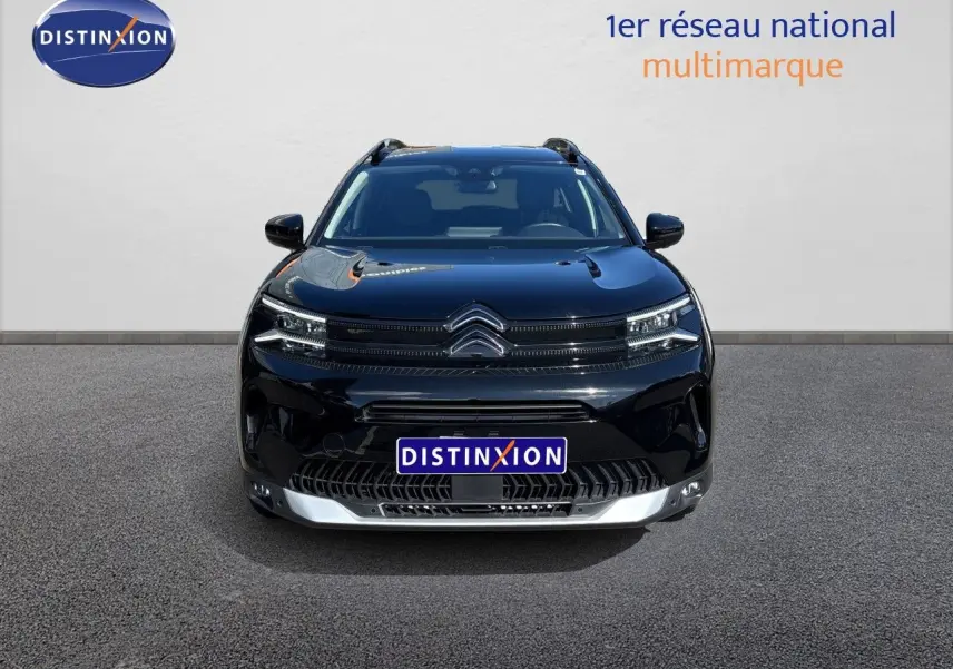 Vue frontale d'un Citroën C5 Aircross noir Perla Nera métallisé avec calandre distinctive et phares LED modernes.