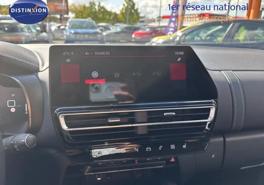 Tableau de bord du Citroën C5 Aircross noir Perla Nera, vue frontale centrée sur l’écran tactile et les commandes.