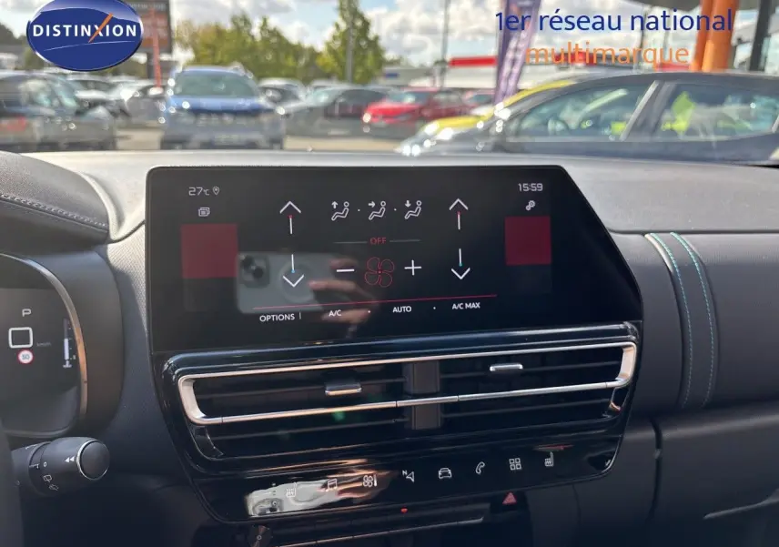 Vue intérieure du tableau de bord du Citroën C5 Aircross noir Perla Nera, avec écran tactile central et commandes climatisation.