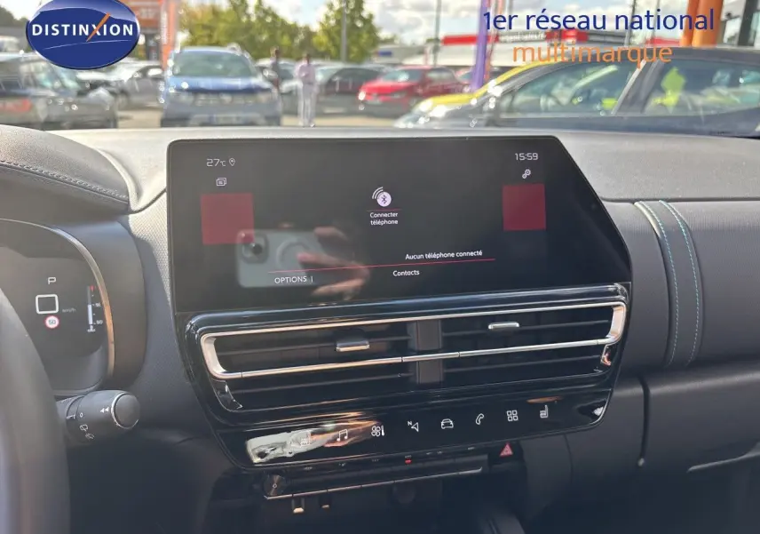 Vue intérieure du tableau de bord du Citroën C5 Aircross noir, avec écran tactile central et commandes tactiles modernes.