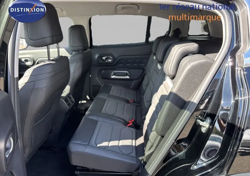 Vue intérieure côté droit des sièges arrière en tissu et cuir du Citroën C5 Aircross noir Perla Nera 2025.