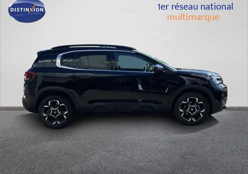 Profil droit du Citroën C5 Aircross 1.2 Hybride 145ch noir Perla Nera, avec jantes alliage et toit noir.