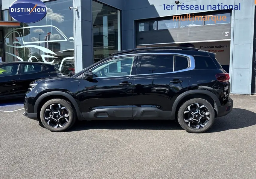 Profil droit d'un Citroën C5 Aircross 2025 noir Perla Nera métallisé avec jantes bicolores et protections latérales noires.