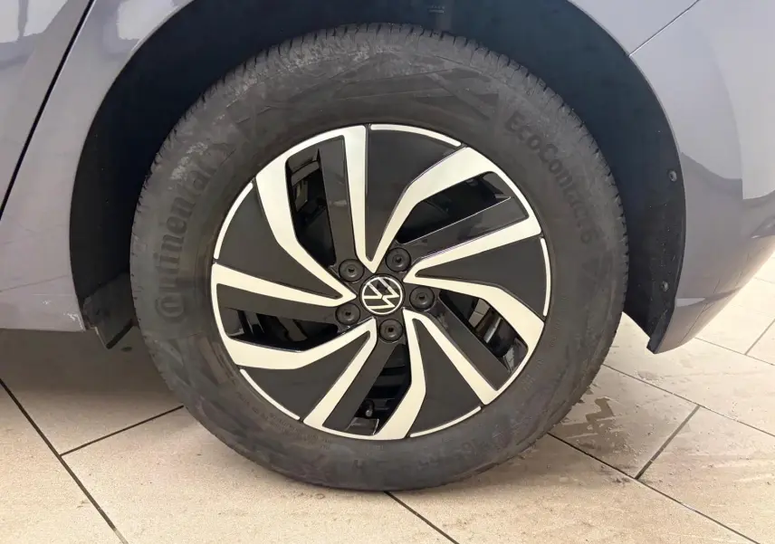 Gros plan sur la roue avant gauche d’une Volkswagen Polo gris cendre 2024 avec jante alliage bicolore distinctive.
