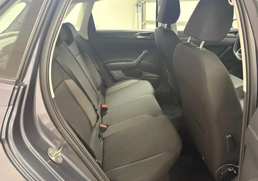 Vue intérieure côté gauche sur les sièges arrière noirs d'une Volkswagen Polo gris cendre 2024, version Life Plus.