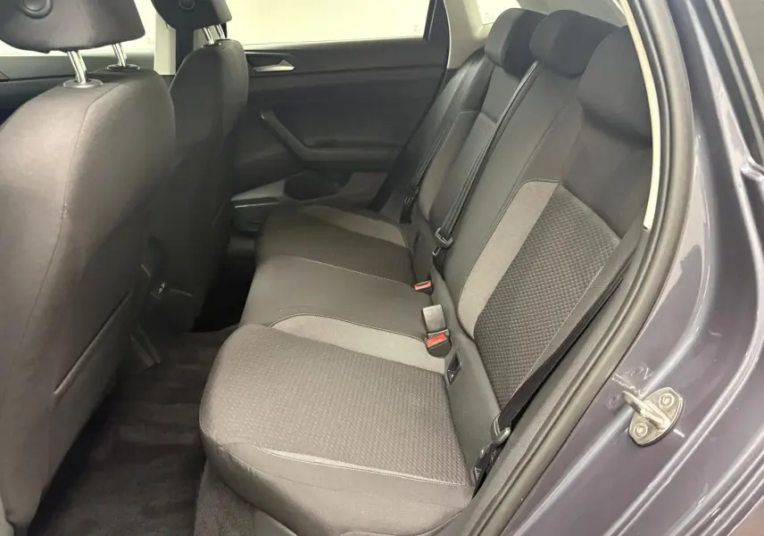 Vue intérieure côté droit sur les sièges arrière gris foncé de la Volkswagen Polo 2024 gris cendre.