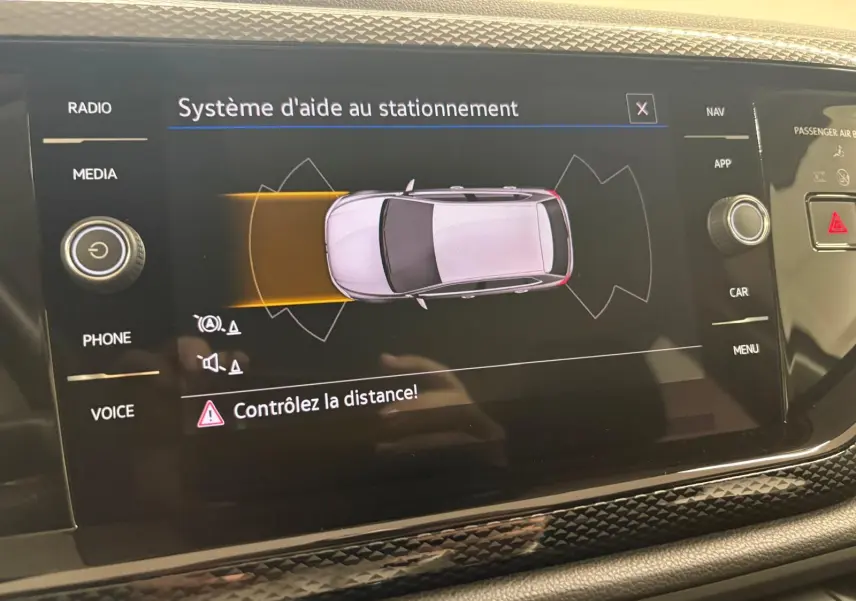 Vue intérieure de l'écran tactile du système d'aide au stationnement de la Volkswagen Polo gris cendre 2024.
