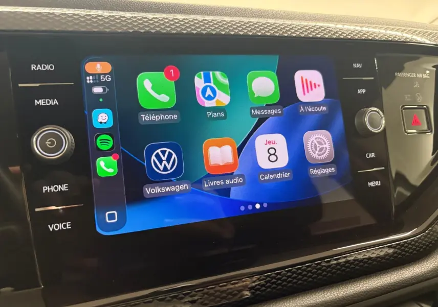 Écran tactile central de la Volkswagen Polo 2024 gris cendre, affichant des applications connectées et commandes tactiles.