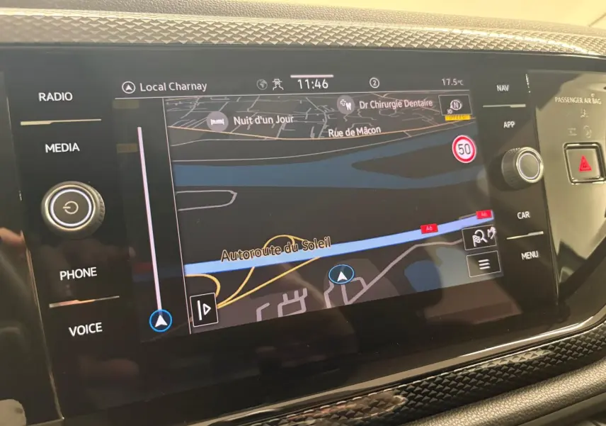 Écran tactile de navigation du Volkswagen Polo 2024 en gris cendre, vue rapprochée du tableau de bord central.