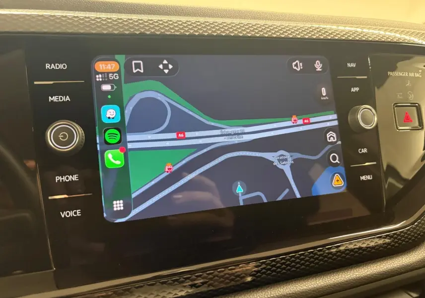 Écran tactile central de la Volkswagen Polo 2024 gris cendre, affichant la navigation et commandes multimédia.
