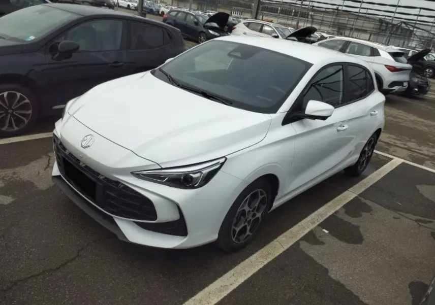 MG3 1.5 Hybrid+ blanc Dover vu en 3/4 avant droit, avec jantes alliage et vitres teintées.