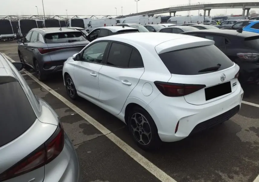 MG3 1.5 Hybrid+ blanc Dover vu en 3/4 arrière droit, avec vitres surteintées et jantes alliage 16 pouces.