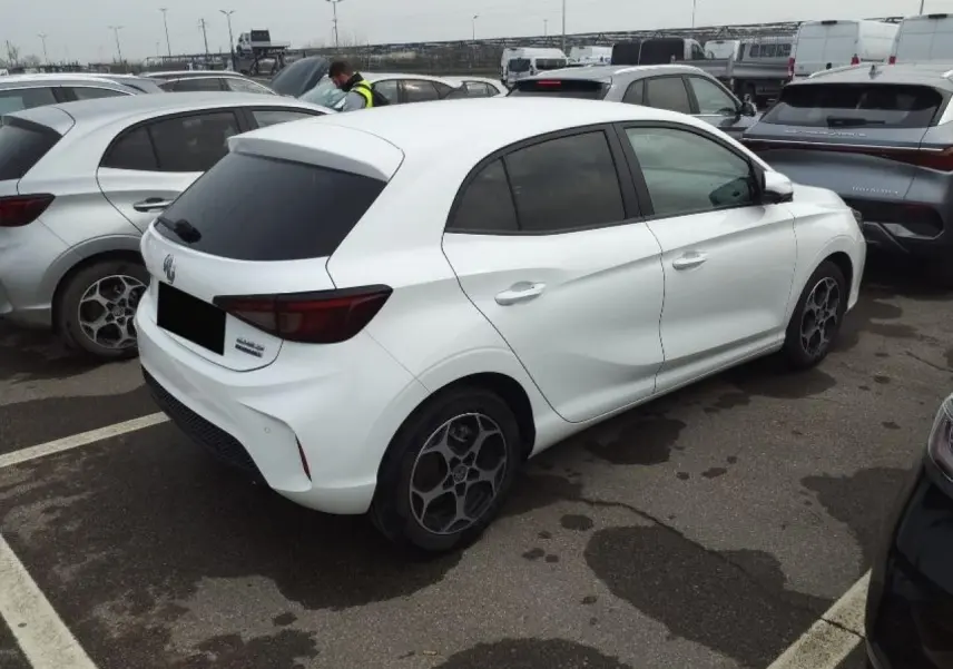 Vue 3/4 arrière droite d'une MG3 blanche Dover avec vitres surteintées et jantes alliage 16 pouces.