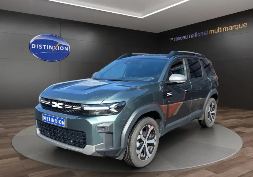Dacia Bigster Journey hybride vert en 3/4 avant droit avec jantes spécifiques et rétroviseurs argentés.