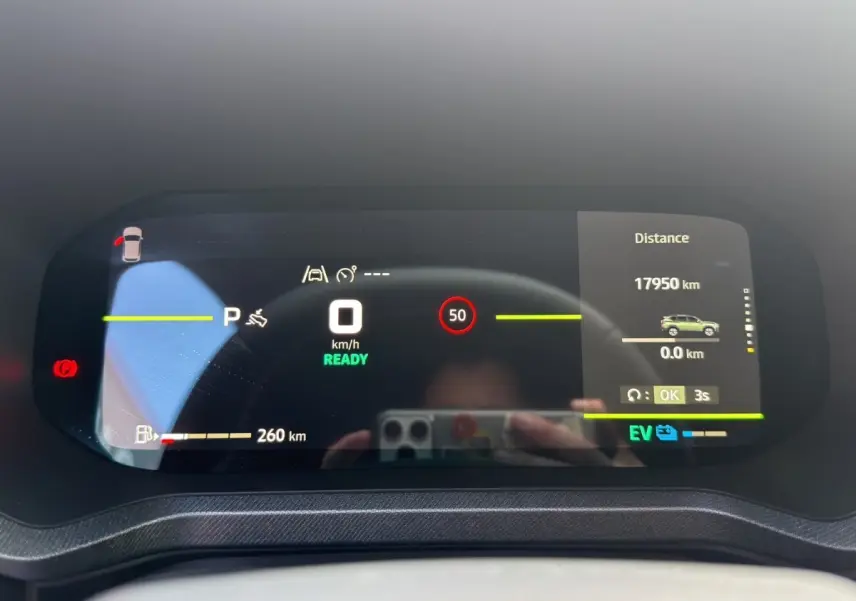 Affichage numérique du combiné d'instruments du Dacia Bigster hybride, montrant la vitesse à 0 km/h et l'autonomie restante.
