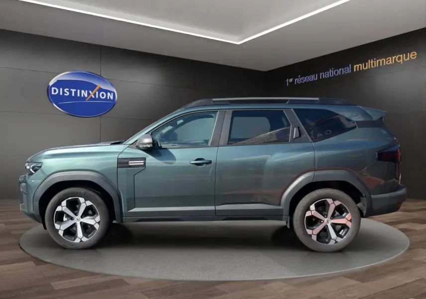 Profil côté gauche du SUV Dacia Bigster vert métallisé avec jantes modernes et toit ouvrant panoramique.