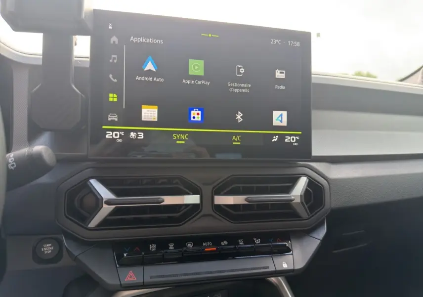 Vue rapprochée du tableau de bord du Dacia Bigster 2025 avec écran tactile central affichant Android Auto et Apple CarPlay.