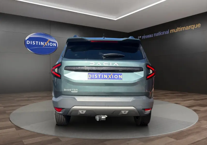 Vue arrière du Dacia Bigster vert 2025 avec attelage et feux arrière LED en forme de C.