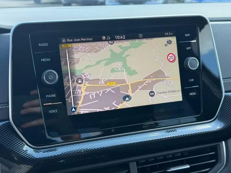 Écran tactile central du Volkswagen T-Cross 2026 affichant la navigation GPS avec carte et indications routières.