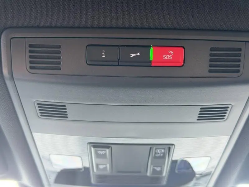 Vue intérieure du plafonnier du Volkswagen T-Cross 2026 avec bouton SOS rouge et éclairage intégré.