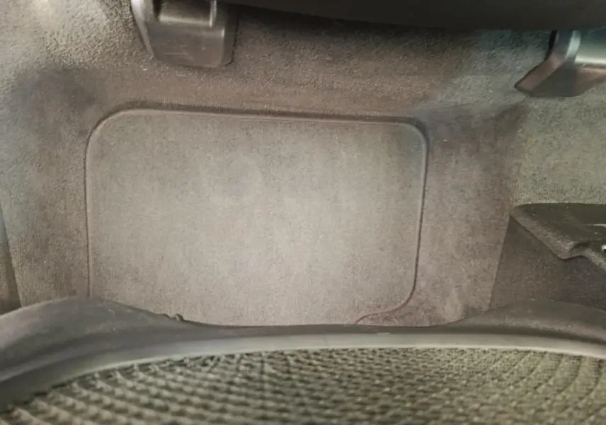 Plancher côté passager avant du BMW X1 sDrive18i M Sport 2019, tapis de sol gris foncé visible