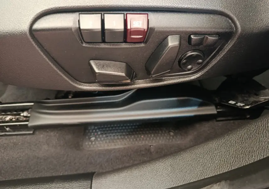 Gros plan sur les commandes de réglage électrique du siège côté conducteur d'un BMW X1 sDrive18i M Sport 2019.