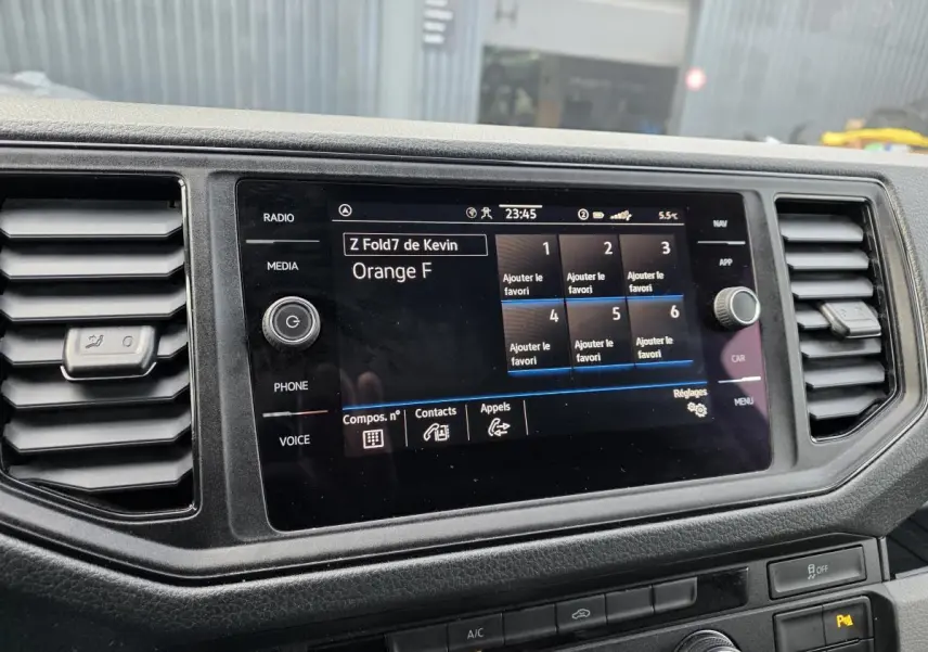 Écran tactile central du tableau de bord du Volkswagen Crafter Fourgon blanc, avec commandes multimédia visibles.