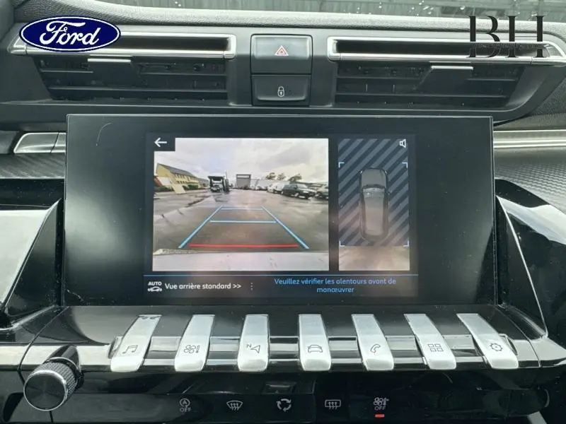 Écran tactile central affichant la caméra de recul et la vue 360° dans un Peugeot 508 SW gris Platinium.