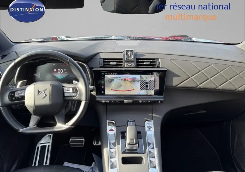 Vue intérieure du tableau de bord et volant du DS7 1.5 BlueHDi 130 noir perle, avec écran tactile et sellerie cuir matelassée.