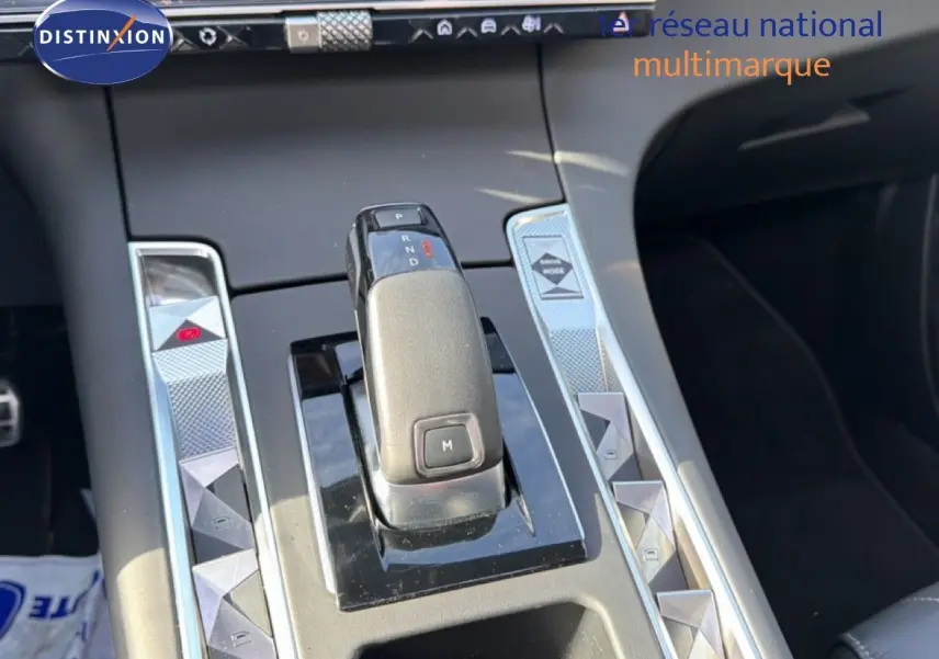 Gros plan sur la commande de boîte automatique du DS7 1.5 BLUEHDI 130 EAT8 RIVOLI, intérieur noir perle.