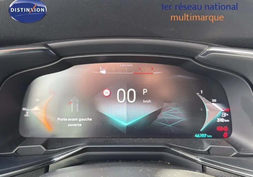 Tableau de bord numérique du DS7 1.5 BlueHDi 130 en vue frontale, affichant porte avant gauche ouverte et vitesse à 0 km/h.