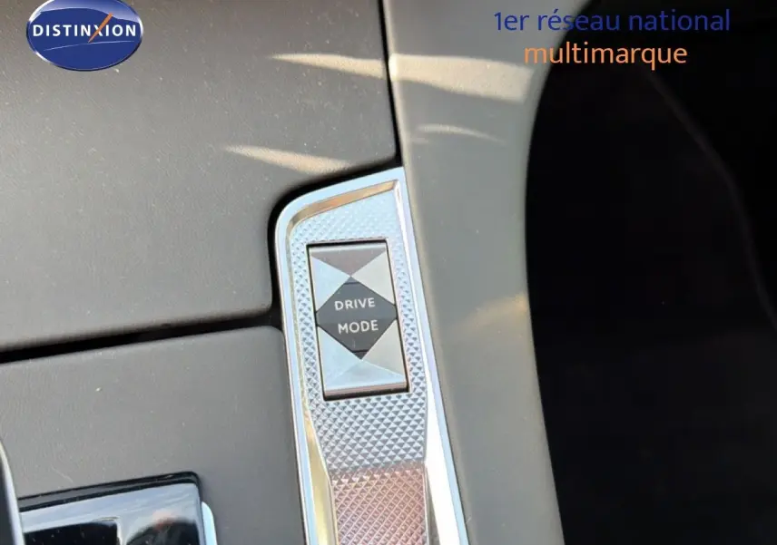 Gros plan sur le bouton Drive Mode dans l'habitacle du DS7 1.5 BlueHDi 130 noir perle, finition Rivoli 2024.