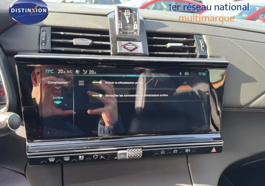 Vue rapprochée de l’écran tactile du tableau de bord du DS7 noir perle, affichant les réglages de climatisation.