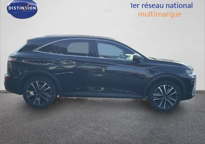 Vue latérale droite d'un DS7 2024 noir perle avec jantes alliage bicolores et lignes élégantes de SUV compact.