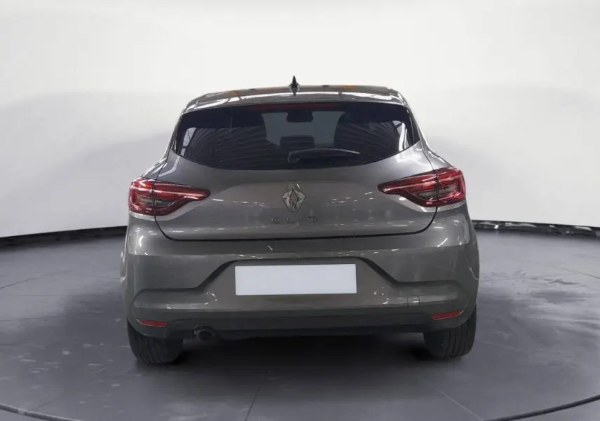 Vue arrière d'une Renault Clio gris clair 2023 avec feux LED et jantes alliage 16 pouces visibles.